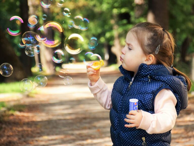 Bébé à 18 mois : développement de la confiance en soi