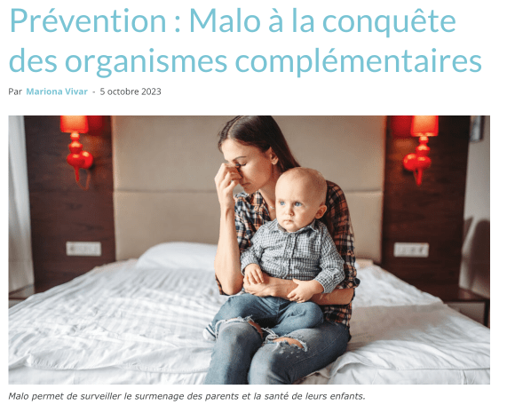 une-article-femme-sur-lit-avec-bebe-bras