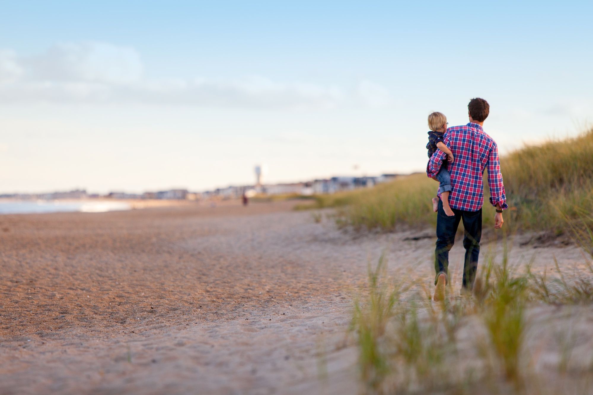 bebe-19-mois-dans-bras-papa-sur-plage