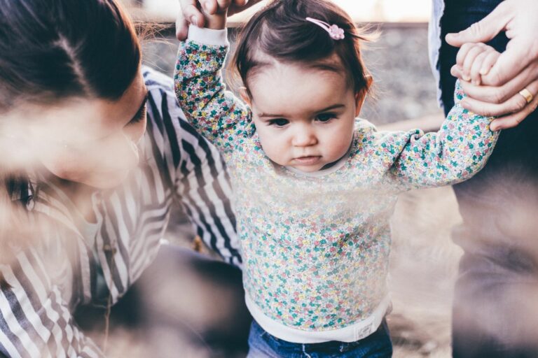 Bébé à 10 mois : premiers déplacements et premières colères