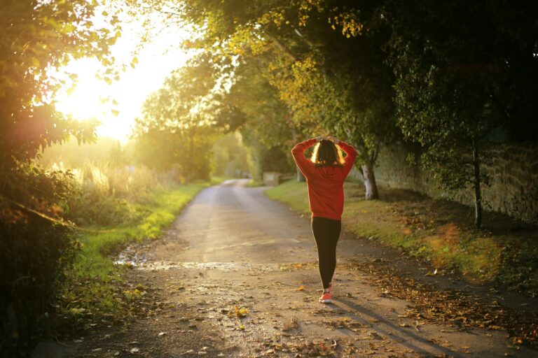 femme-se-tenant-tete-tenu-jogging-route-campagne