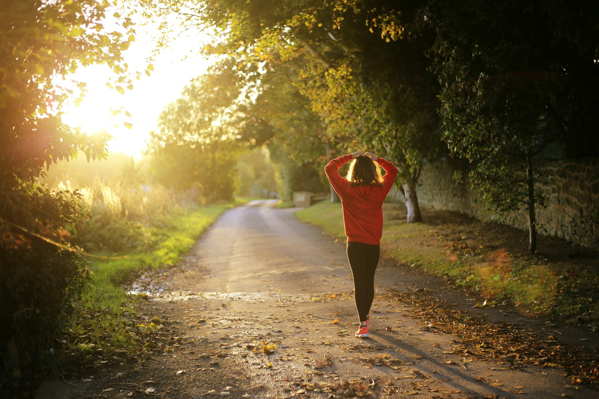 femme-se-tenant-tete-tenu-jogging-route-campagne