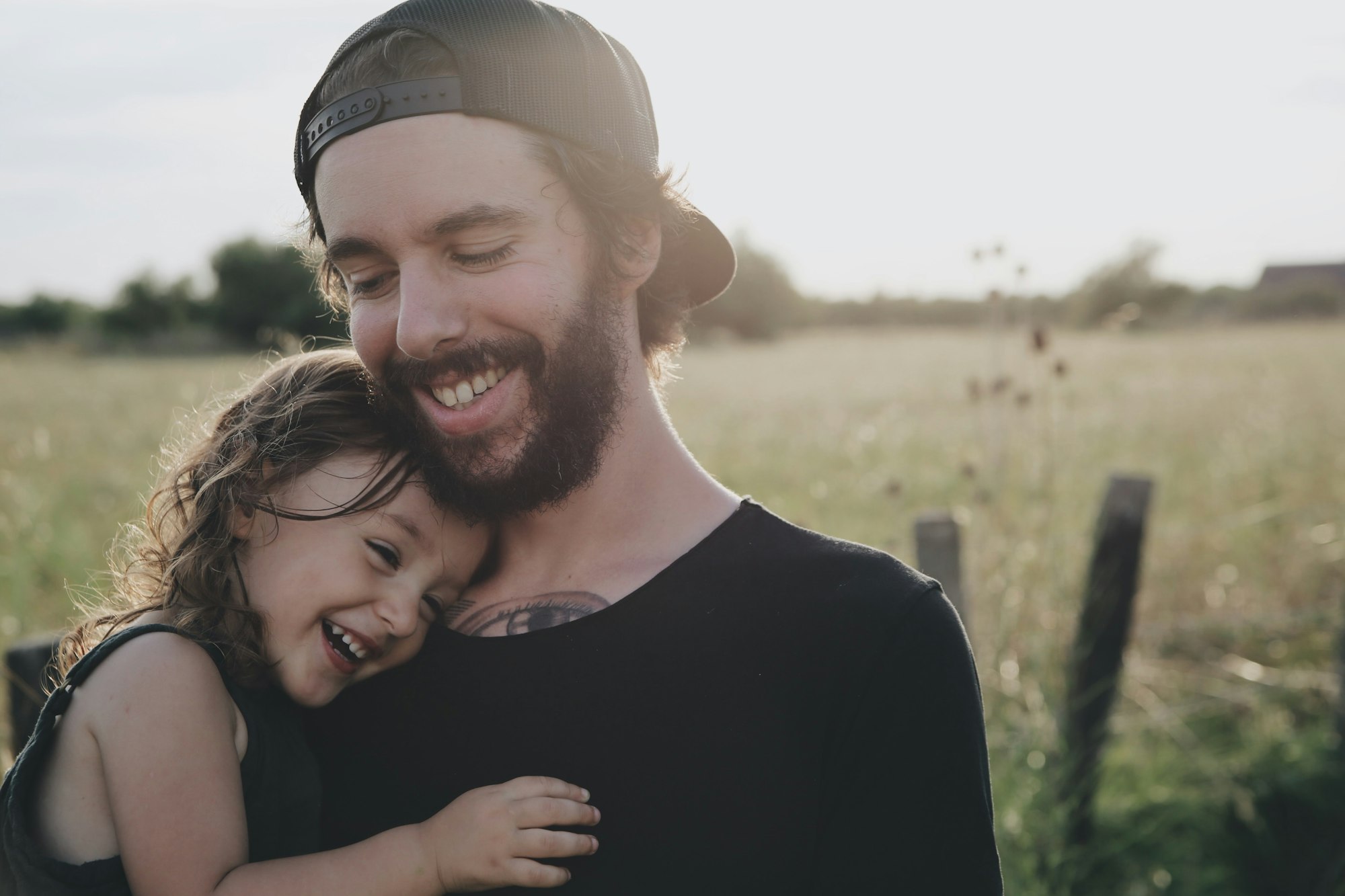 papa-casquette-barbe-et-petite-fille-bonne-humeur-sourient-ensemble