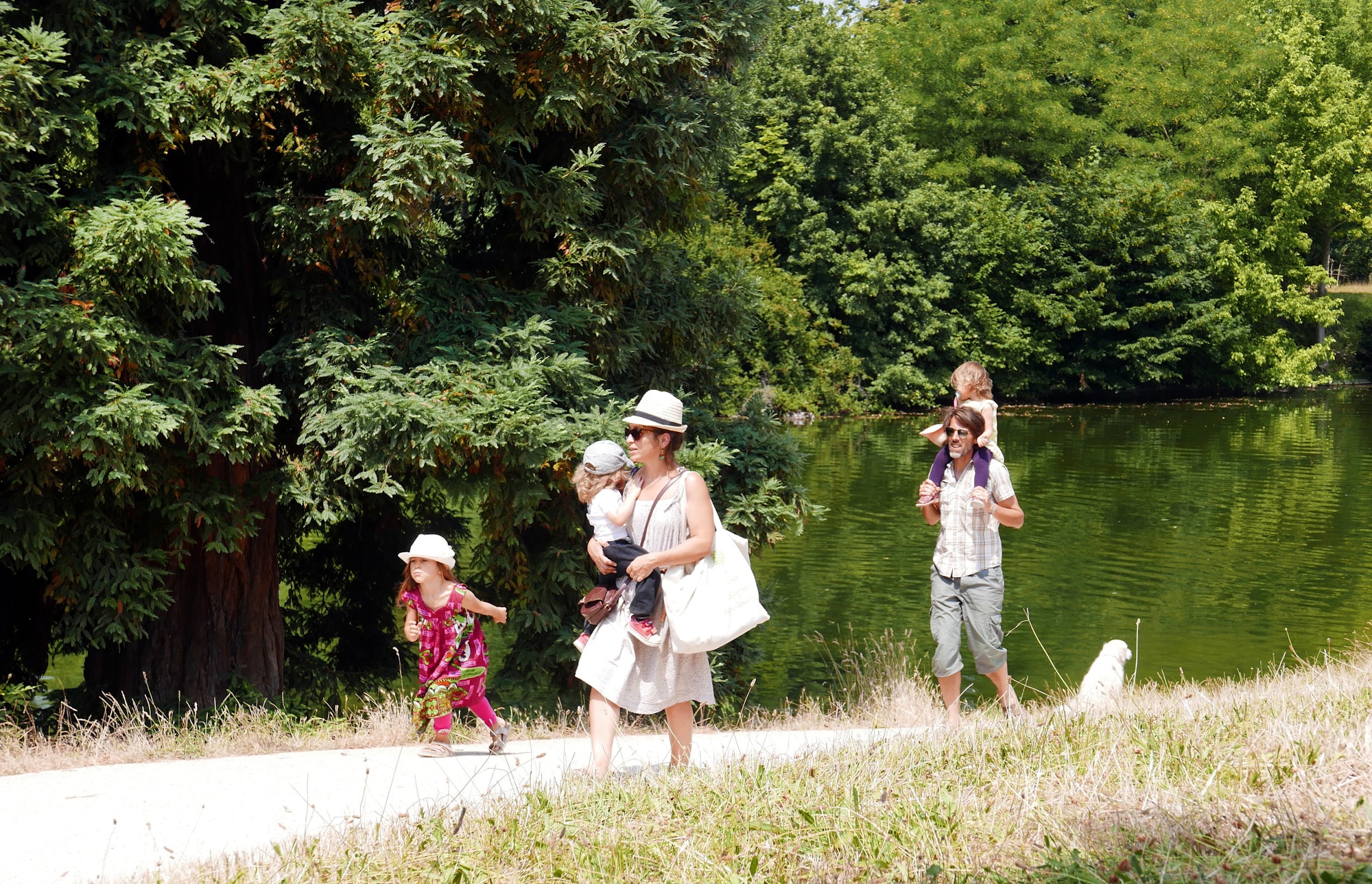 famille-vacances-marchant-nature-pres-fleuve