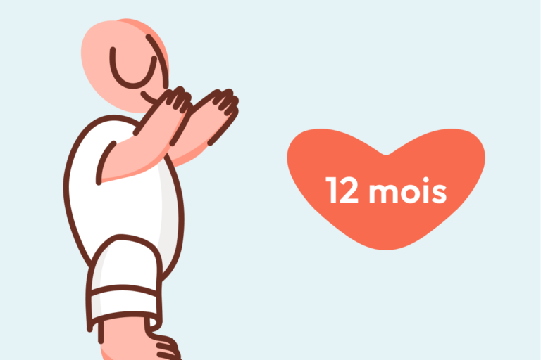 Bébé 12 mois debout sur ses jambes en train de tendre les bras, illustration Heloa