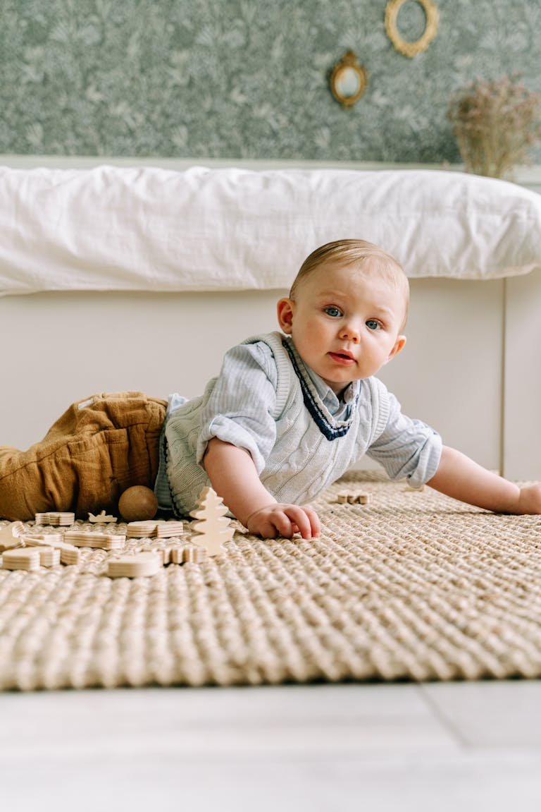 Charmant bébé en train de ramper sur un tapis de sol beige