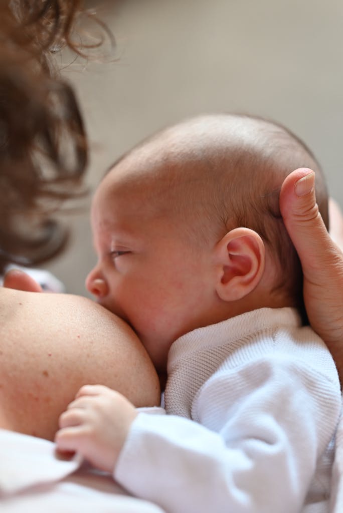 maman-allaite-bébé-grace-au-reflexe-de-succion