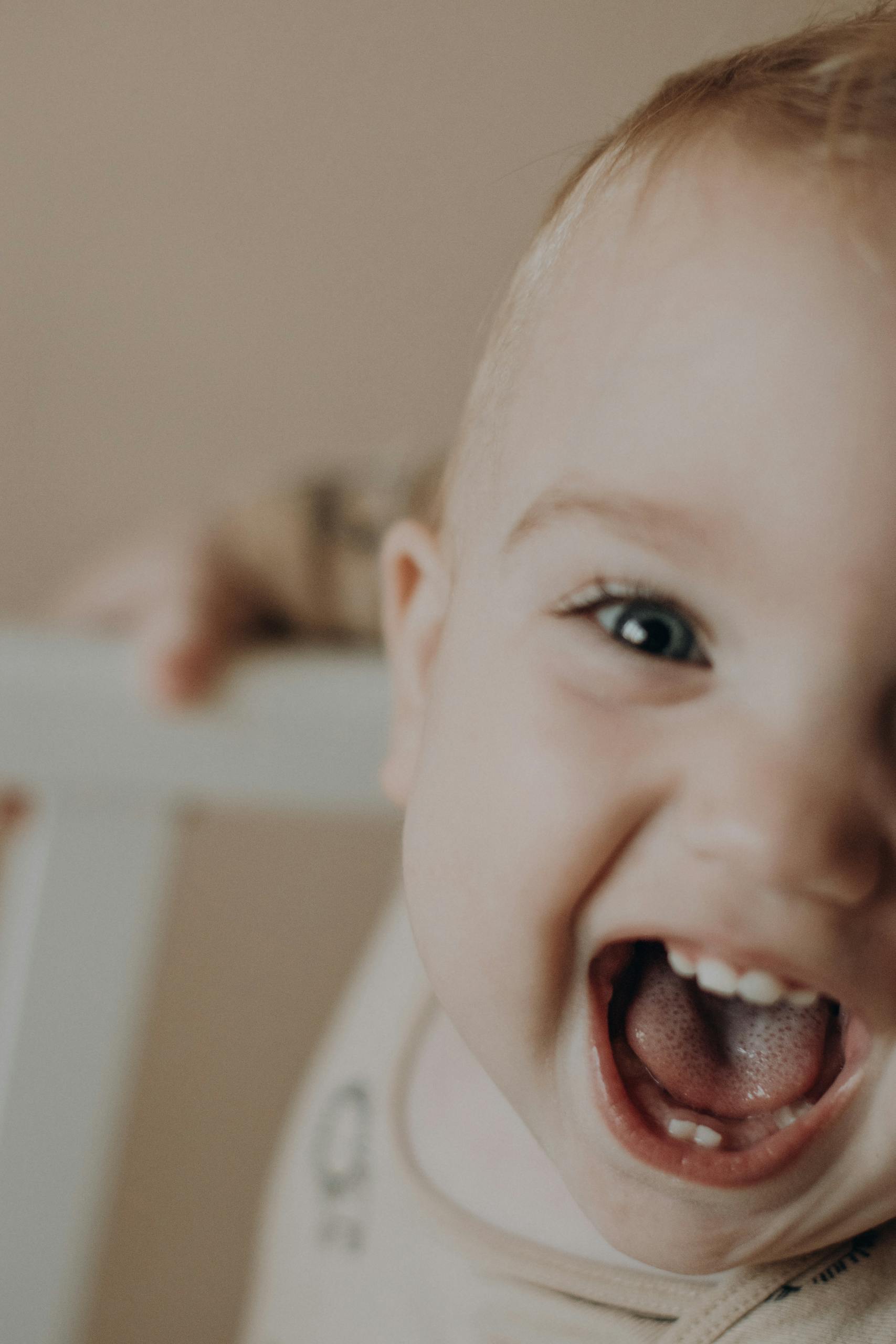 bébé-ouvre-bouche--après-ses-premieres-poussées-dentaires