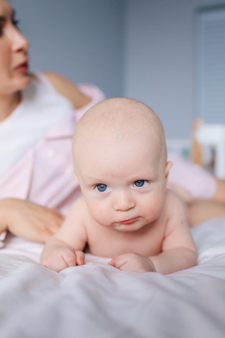 bébé-sur-le-ventre-avec-sa-maman-a-coté-pendant-le-tummy-time