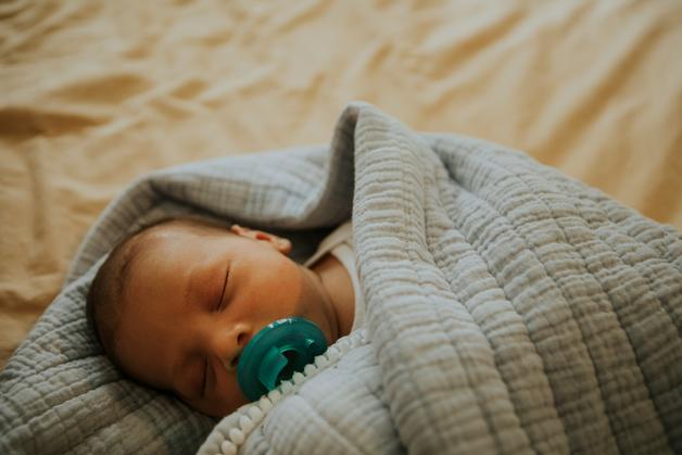 Bébé endormi dans une couverture douce, apaisé par une berceuse bébé.