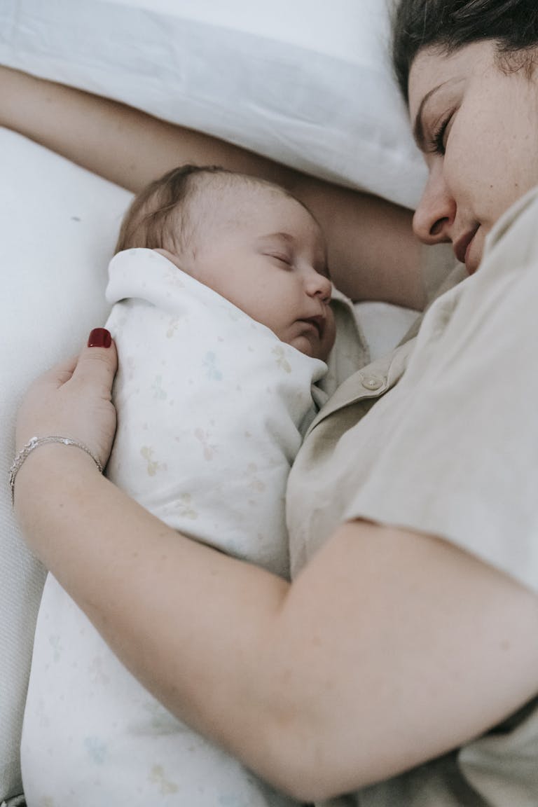 emmaillotage-de-bébé-à-coté-de-sa-maman