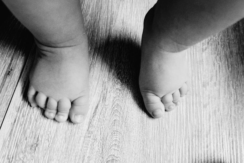 gros-plan-sur-pieds-de-bébé-pendant-le-réflexe-de-la-marche-automatique