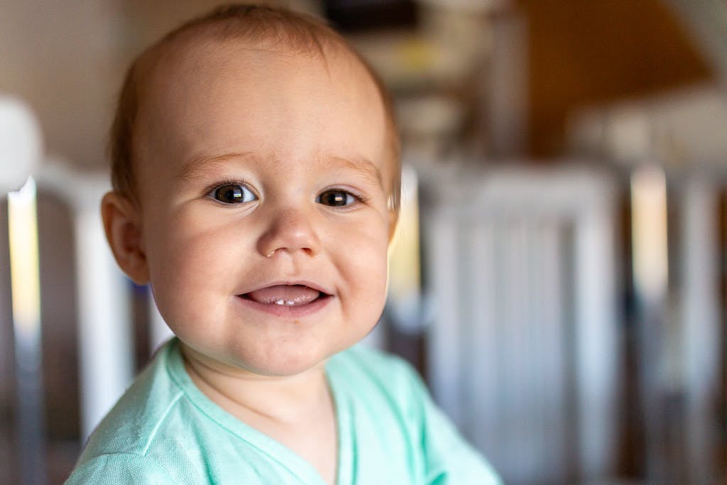 portrait-bébé-avec-ses-premieres-dents