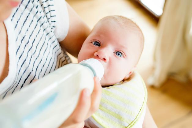 Bébé buvant du lait au biberon, illustrant la règle d'Appert pour la conservation des aliments.