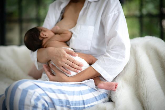 Maman allaitant son bébé, illustrant l'importance de la conservation lait maternel.