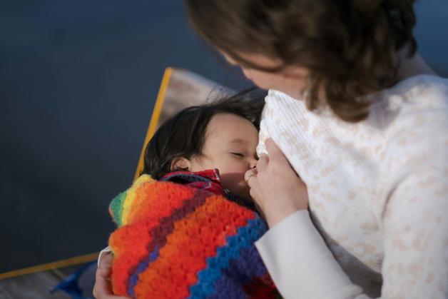 Mère allaitant son bébé, partageant un moment doux malgré la douleur allaitement bébé.