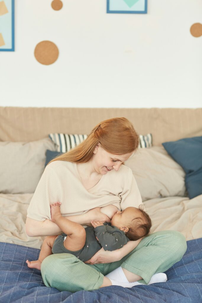 Maman qui allaite son bébé après avoir pris une tisane allaitement