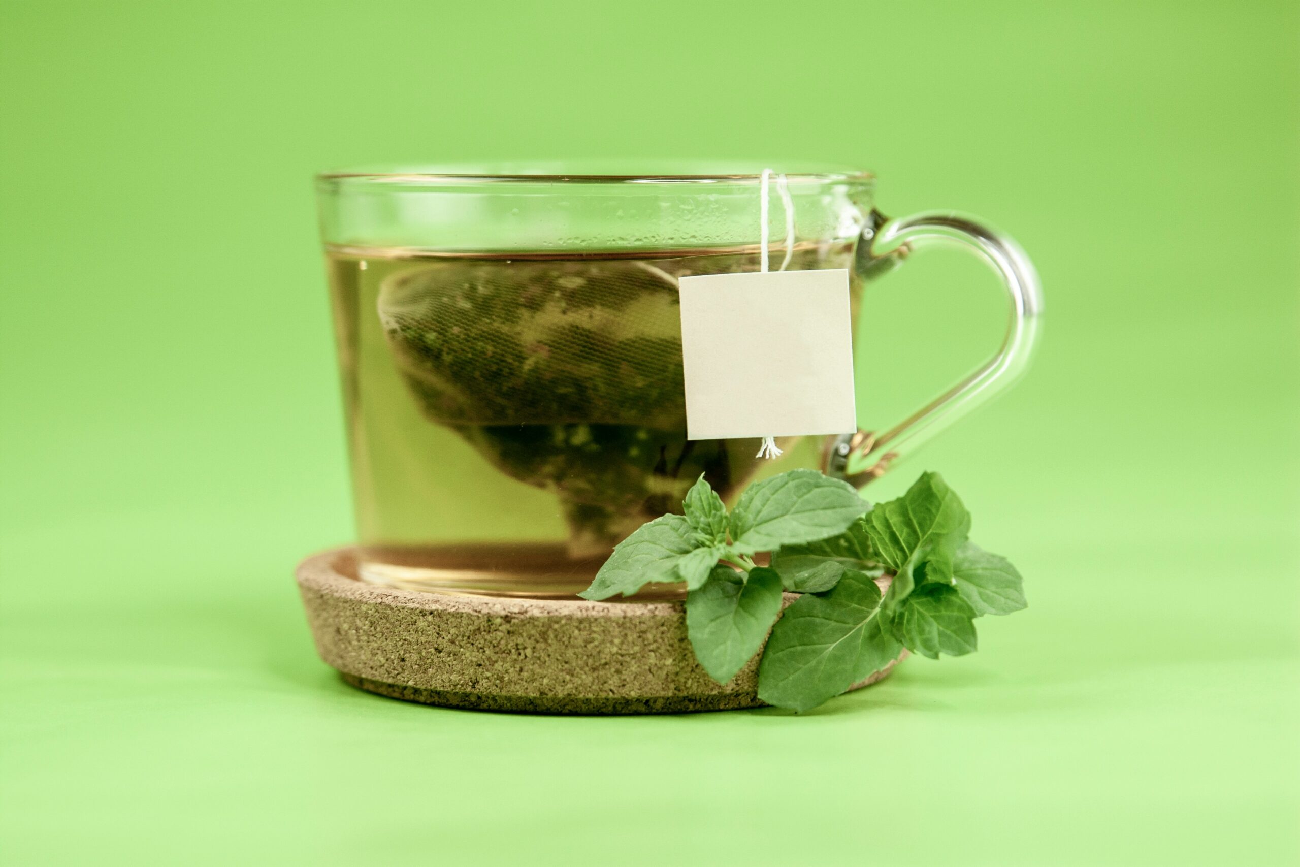 Tisane allaitement infusée dans un verre transparent, idéale pour les mamans qui souhaitent favoriser leur lactation.