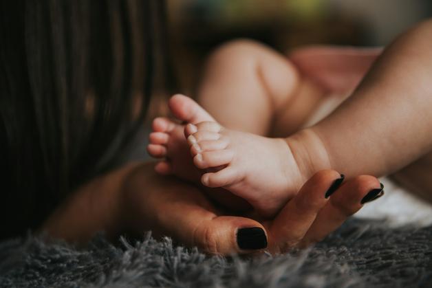 Image de petits pieds d'enfant, symbolisant les soins à apporter en cas de maladie pied main bouche.