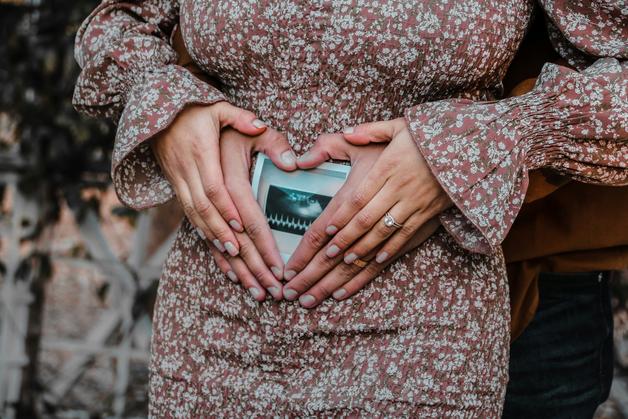 premier signe de grossesse adam acosta XvpJ9 yWlFk unsplash