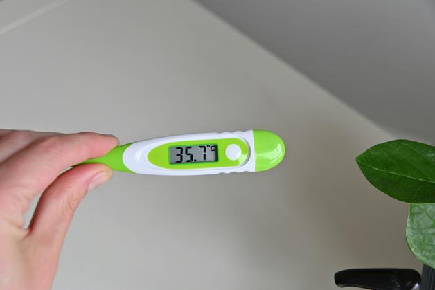 Thermomètre digitaal affichant une température bébé de 35,7°C, idéal pour surveiller la santé des nourrissons.