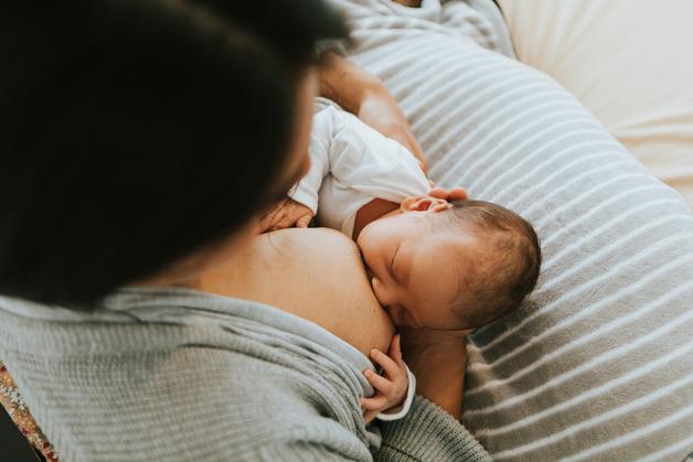 Bébé en train de téter, provoquant une sensation de téton douloureux chez la mère.