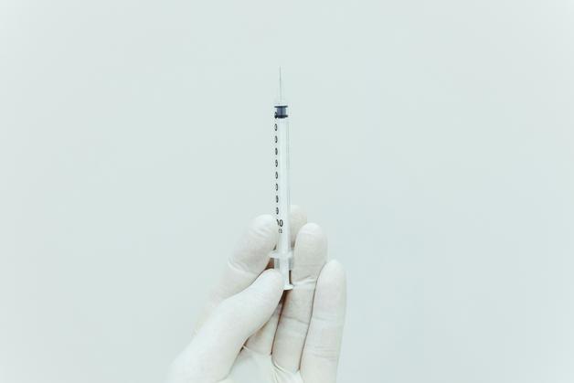 Syringe en main, prête à administrer le vaccin BCG pour la prévention de la tuberculose.