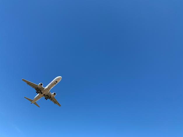 Avion dans un ciel bleu foncé