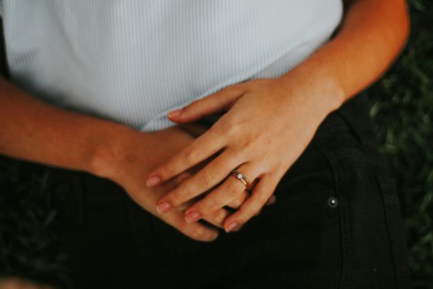 Mains d'une femme posées sur son ventre, en lien avec les signes annonciateurs de perte du bouchon muqueux pendant la grossesse