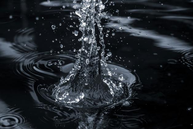 Image représentant un écoulement d'eau, symbolisant la perte des eaux pendant la grossesse