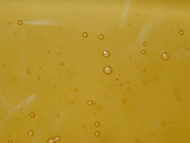 Image illustrant des bouffées de chaleur enceinte avec des bulles dans un fluide chaud, symbolisant l'inconfort de la grossesse.