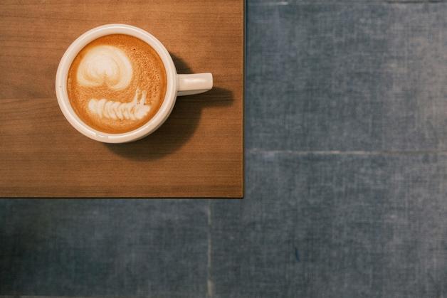 Tasse de café sur une table, symbolisant les moments de détente durant la grossesse avec un café grossesse.