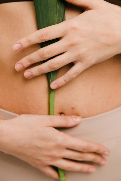 Femme enceinte se tenant le dos, illustrant les effets du canal carpien grossesse.