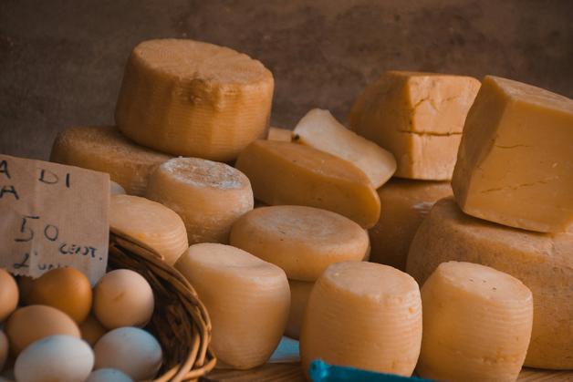 Sélection de fromages artisanaux accompagnés d'œufs, idéale pour une charcuterie grossesse équilibrée.