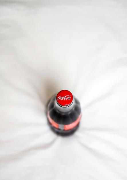 Bouteille de Coca-Cola photographiée du dessus, illustrant les interrogations sur le coca pendant la grossesse