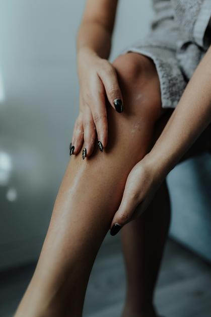 Femme enceinte se massant les mollets, souffrant de crampes mollets enceinte.