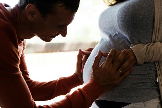 Un couple attend un bébé, abordant ensemble la douleur rein grossesse avec tendresse et soutien.