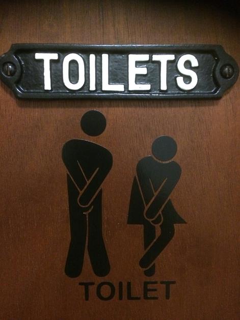 Sigle de toilette avec un homme et une femme en symbole ayant une envie pressante