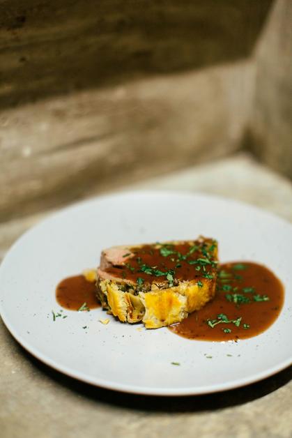 Une assiette de foie gras enceinte, accompagnée d'une sauce délicieuse et de brins de ciboulette.