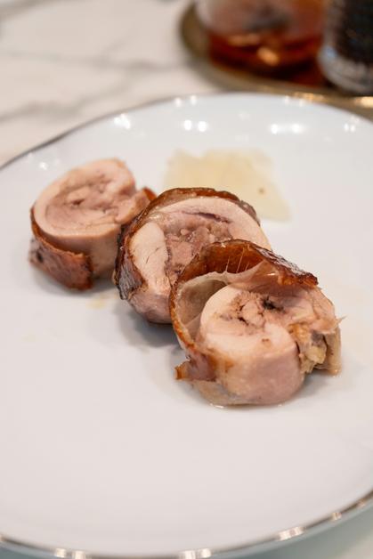 Tranches de foie gras enceinte servies sur une assiette blanche, accompagnées d'une garniture.