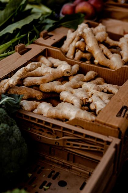 Gingembre frais présenté dans un panier, idéal pour soulager les nausées durant la grossesse.