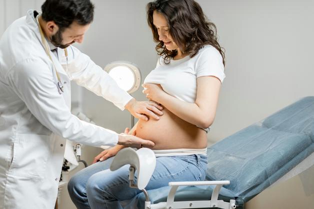 Consultation médicale d'une femme enceinte, abordant le sujet de l'infection urinaire enceinte.