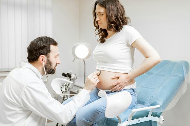 Consultation médicale pour une femme enceinte, vérifiant les symptômes d'une infection urinaire enceinte.