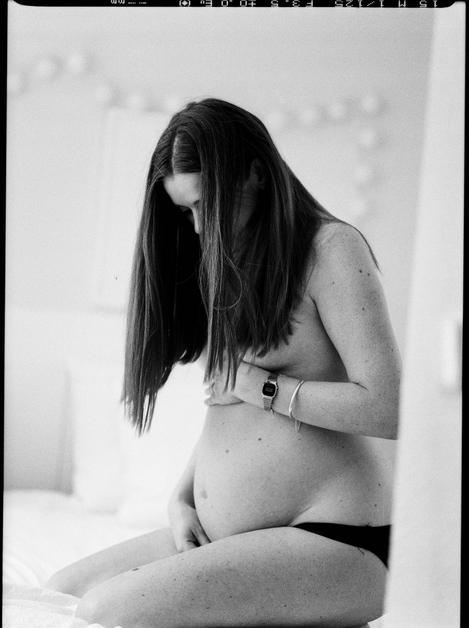 Femme enceinte se massant le ventre, éprouvant des douleurs aux hanches pendant la grossesse.