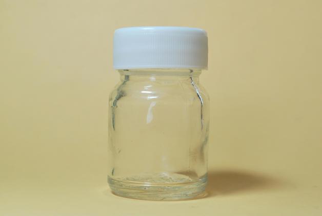 Flacon vide utilisé pour collecter un échantillon d'urine dans le cadre du dépistage de la protéinurie grossesse.