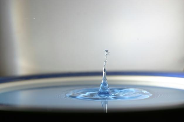 Goutte d'eau tombant dans un bassin, symbolisant la rétention d'eau durant la grossesse.