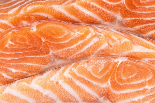 Filets de saumon fumé, idéal pour les femmes enceintes, riches en oméga-3 et nutriments.