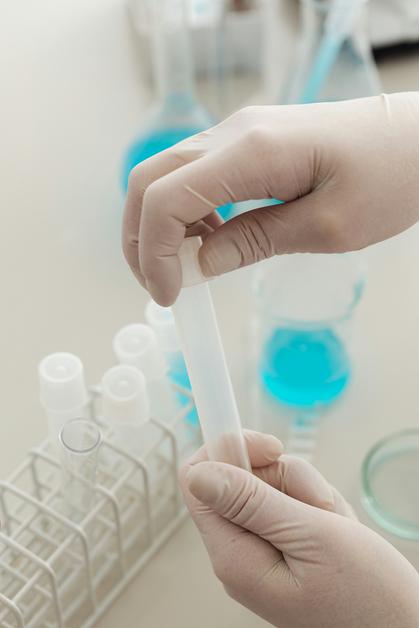 Analyse des échantillons pour mesurer le taux HCG jumeaux en laboratoire.