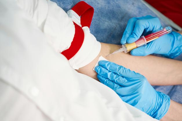 Prise de sang pour un test RAI grossesse, montrant une infirmière en action.