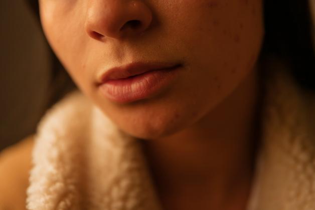 Femme enceinte ressentant des symptômes de toux, exprimant inconfort et inquiétude.